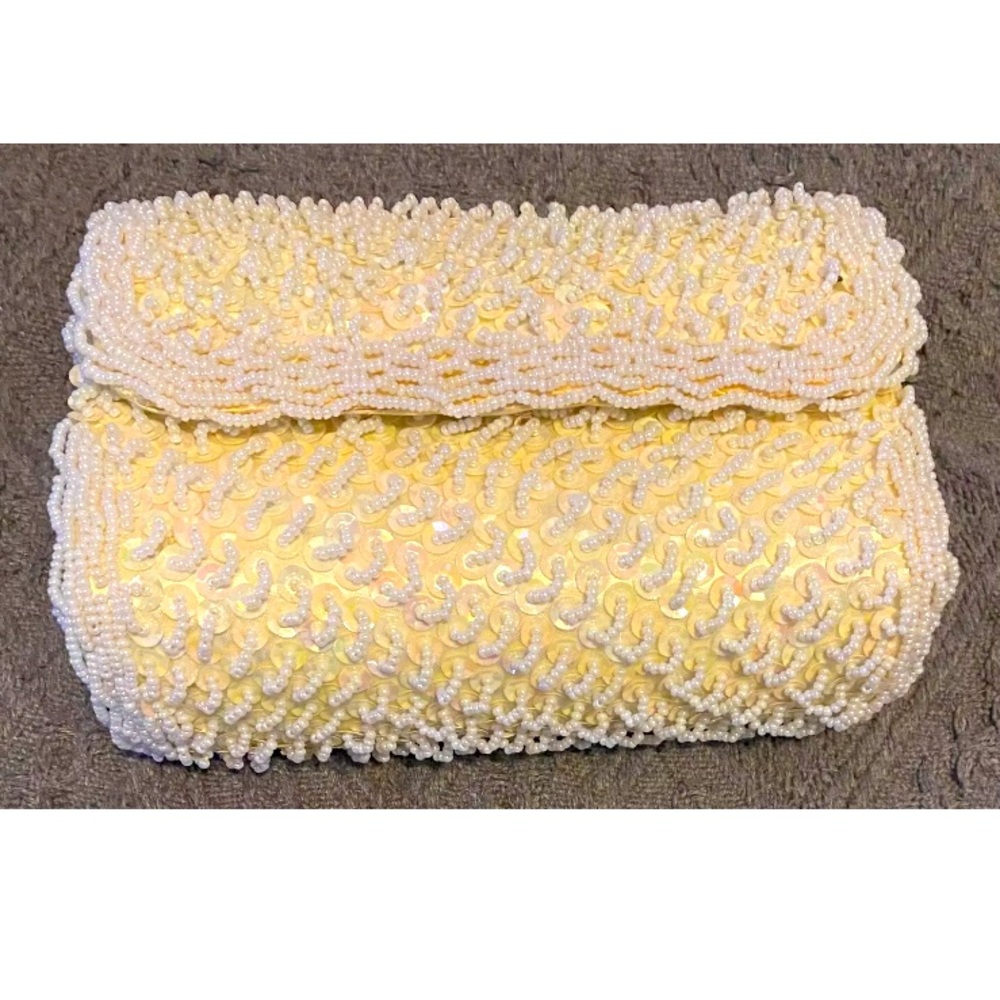 Vintage style white sparkly clutch with pearls